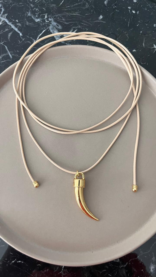 Colar dente de elefante em couro